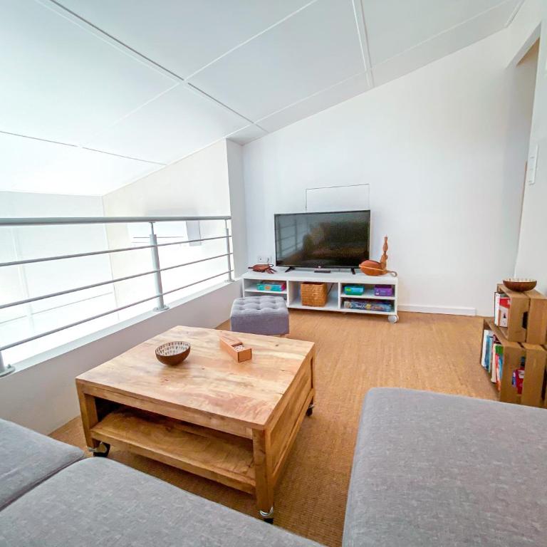 L'Odyssée provençale, un duplex de charme de 2 chambres au pied du village médiéval de Bormes-les-Mimosas, offrant des prestations haut de gamme et une superbe vue sur le Massif des Maures - Appartement 2 Chambres - 28