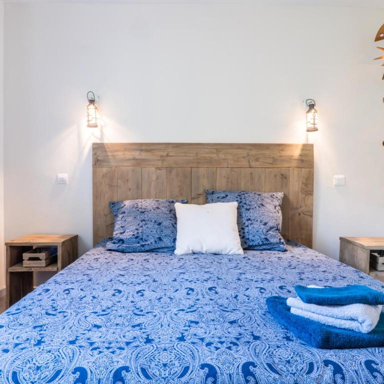 L'Odyssée provençale, un duplex de charme de 2 chambres au pied du village médiéval de Bormes-les-Mimosas, offrant des prestations haut de gamme et une superbe vue sur le Massif des Maures - Appartement 2 Chambres - 16