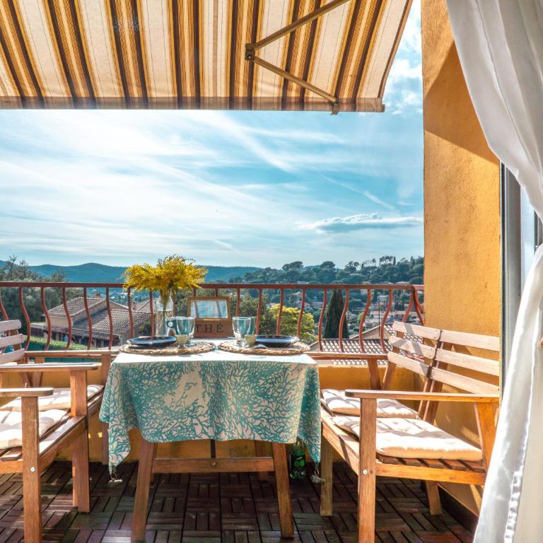 L'Odyssée provençale, un duplex de charme de 2 chambres au pied du village médiéval de Bormes-les-Mimosas, offrant des prestations haut de gamme et une superbe vue sur le Massif des Maures - Appartement 2 Chambres - 9