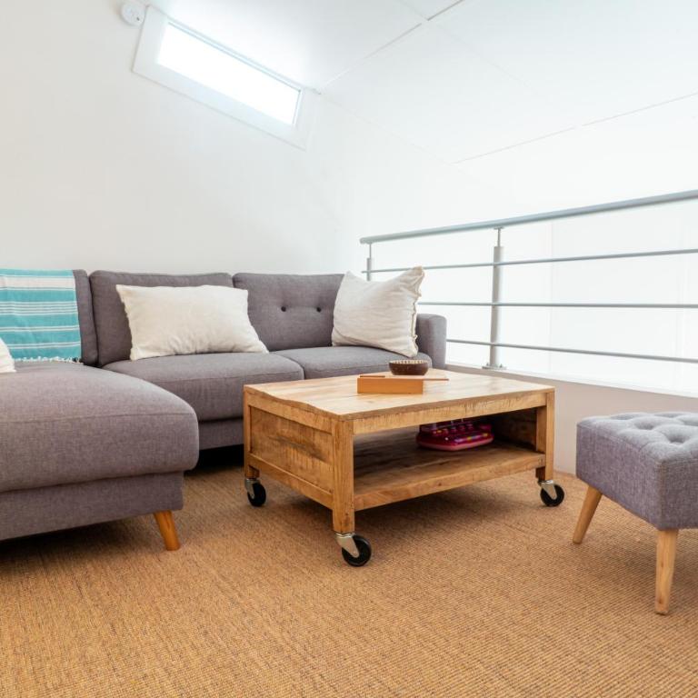 L'Odyssée provençale, un duplex de charme de 2 chambres au pied du village médiéval de Bormes-les-Mimosas, offrant des prestations haut de gamme et une superbe vue sur le Massif des Maures - Appartement 2 Chambres - 25