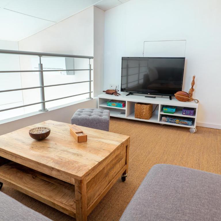 L'Odyssée provençale, un duplex de charme de 2 chambres au pied du village médiéval de Bormes-les-Mimosas, offrant des prestations haut de gamme et une superbe vue sur le Massif des Maures - Appartement 2 Chambres - 26