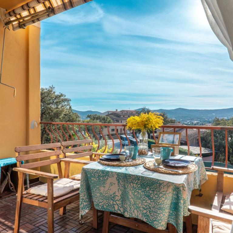 L'Odyssée provençale, un duplex de charme de 2 chambres au pied du village médiéval de Bormes-les-Mimosas, offrant des prestations haut de gamme et une superbe vue sur le Massif des Maures - Appartement 2 Chambres - 2