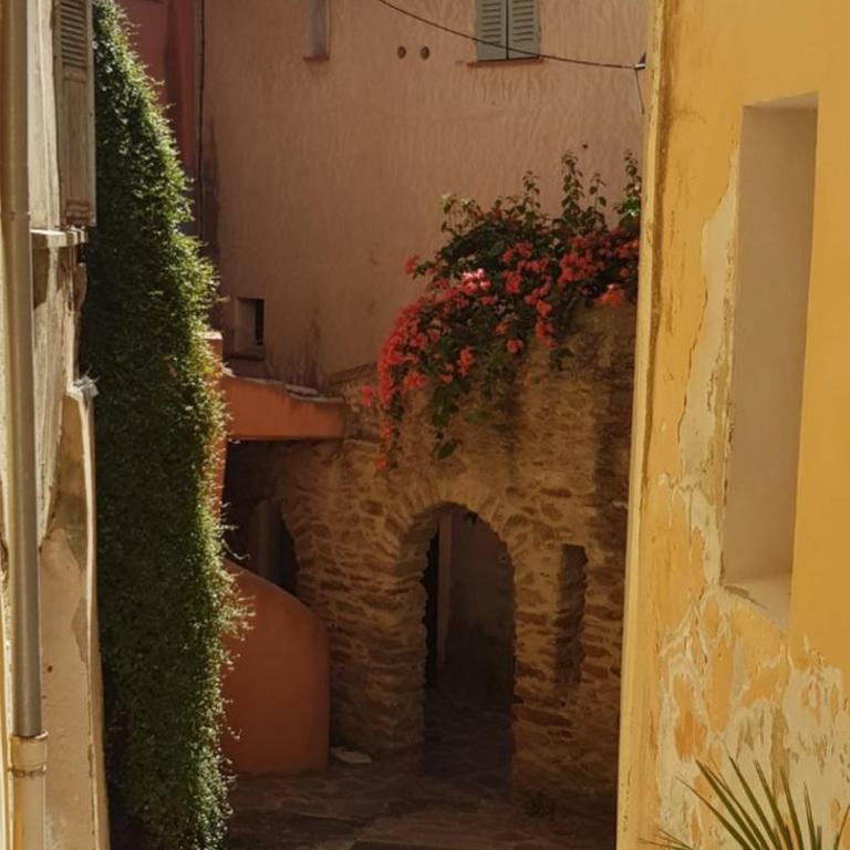 L'Odyssée provençale, un duplex de charme de 2 chambres au pied du village médiéval de Bormes-les-Mimosas, offrant des prestations haut de gamme et une superbe vue sur le Massif des Maures - Appartement 2 Chambres - 42