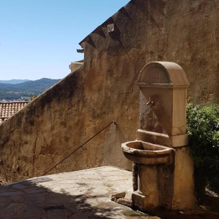L'Odyssée provençale, un duplex de charme de 2 chambres au pied du village médiéval de Bormes-les-Mimosas, offrant des prestations haut de gamme et une superbe vue sur le Massif des Maures - Appartement 2 Chambres - 40