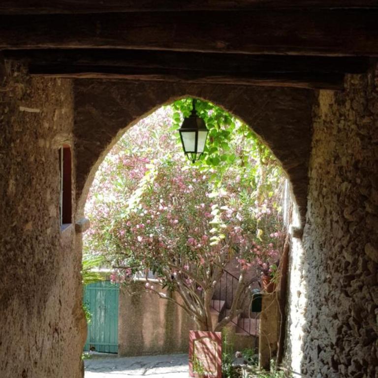 L'Odyssée provençale, un duplex de charme de 2 chambres au pied du village médiéval de Bormes-les-Mimosas, offrant des prestations haut de gamme et une superbe vue sur le Massif des Maures - Appartement 2 Chambres - 43