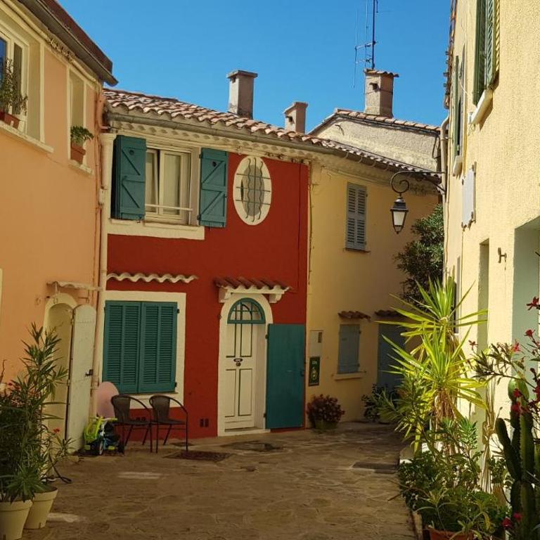 L'Odyssée provençale, un duplex de charme de 2 chambres au pied du village médiéval de Bormes-les-Mimosas, offrant des prestations haut de gamme et une superbe vue sur le Massif des Maures - Appartement 2 Chambres - 41