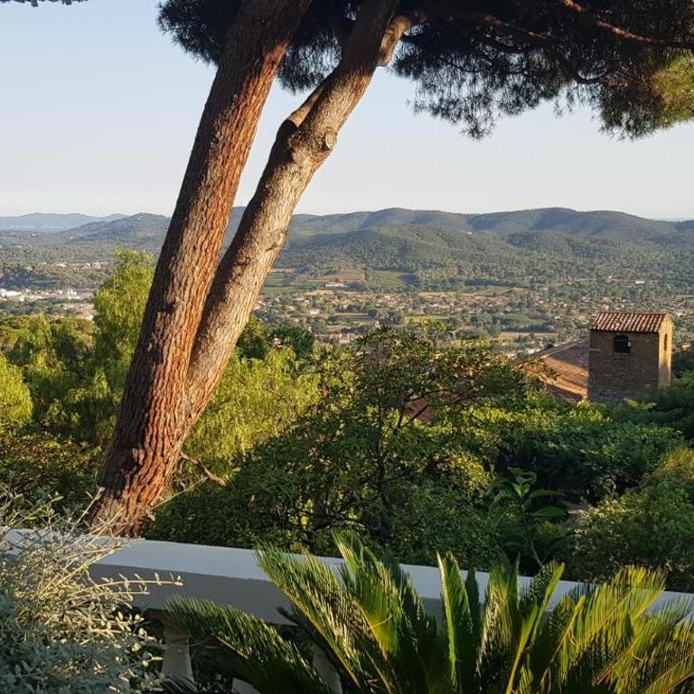 L'Odyssée provençale, un duplex de charme de 2 chambres au pied du village médiéval de Bormes-les-Mimosas, offrant des prestations haut de gamme et une superbe vue sur le Massif des Maures - Appartement 2 Chambres - 48