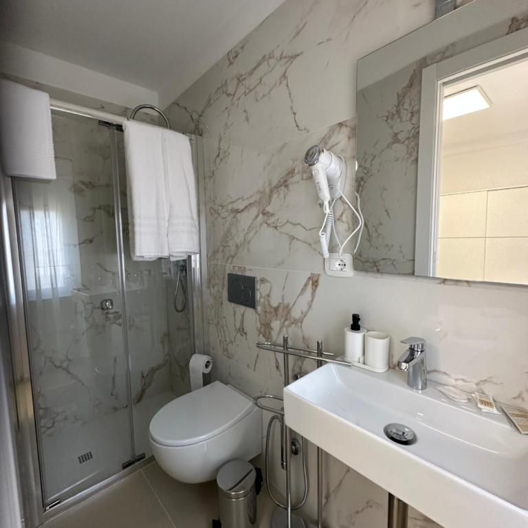 Four Rooms Naxos - Camera Matrimoniale con Bagno Privato - 3