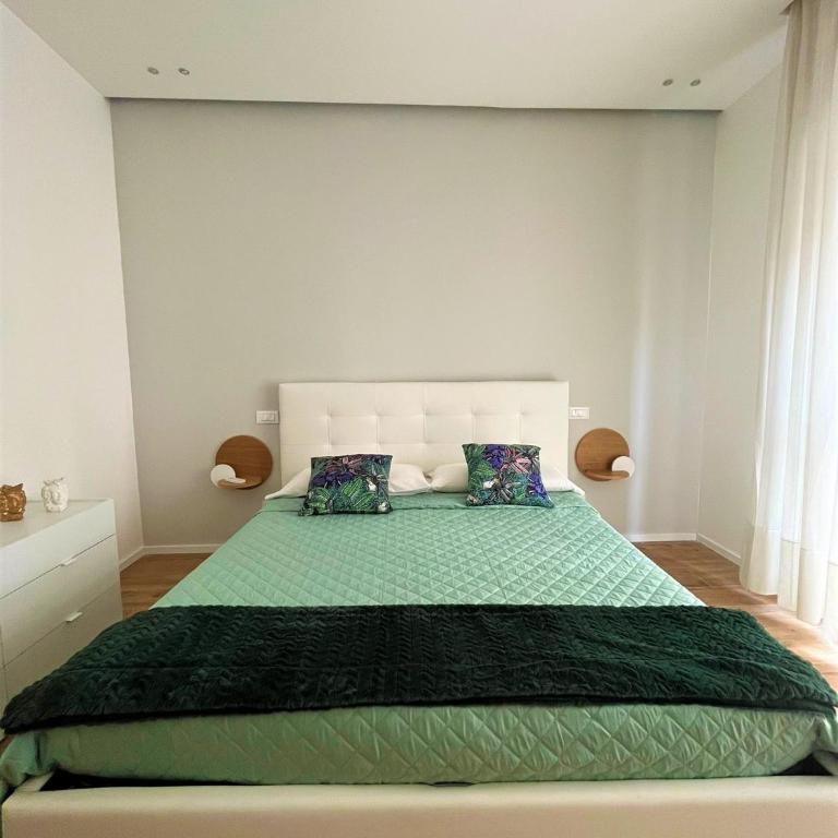wood & white home - One-Bedroom Apartment - 1
