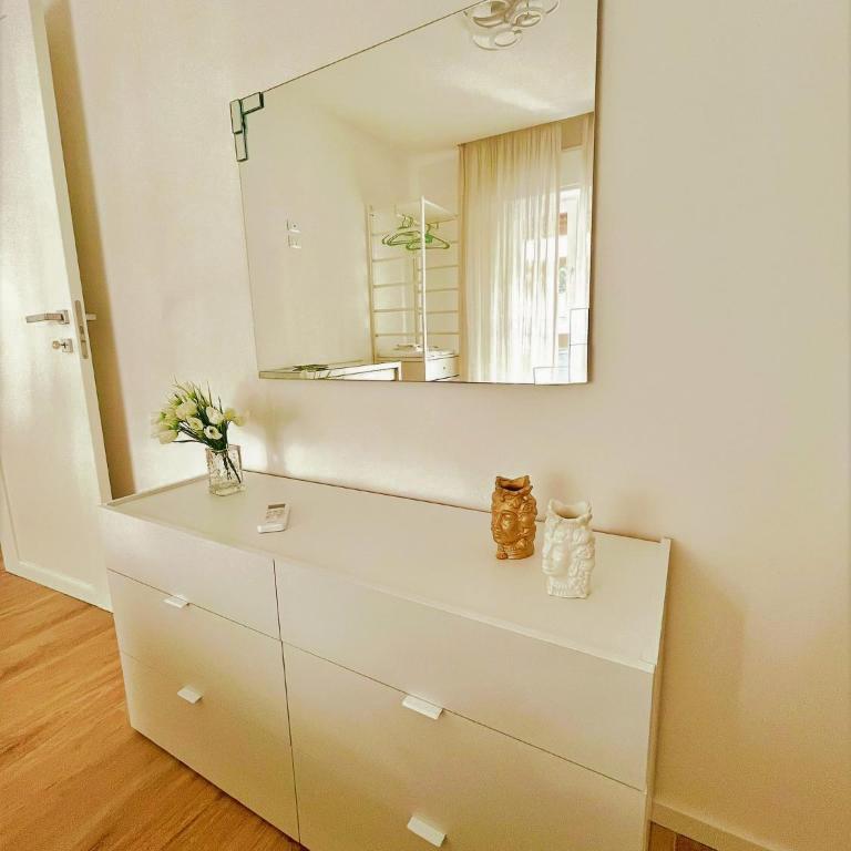 wood & white home - One-Bedroom Apartment - 3