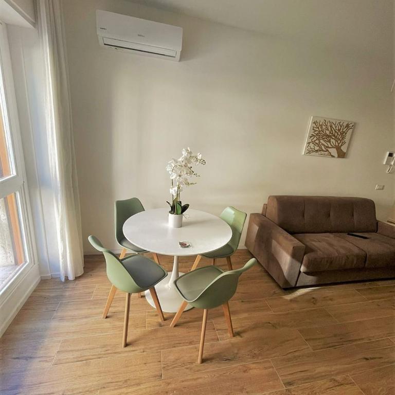 wood & white home - One-Bedroom Apartment - 7