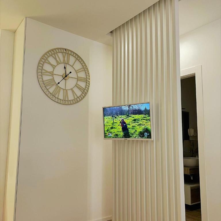 wood & white home - One-Bedroom Apartment - 9