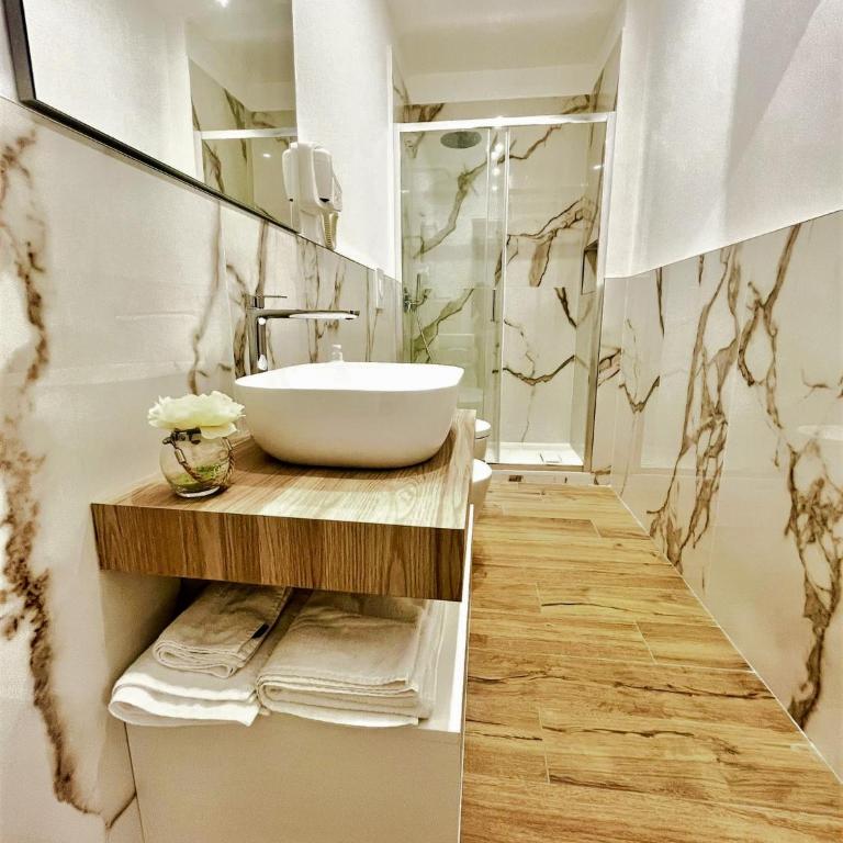 wood & white home - One-Bedroom Apartment - 10