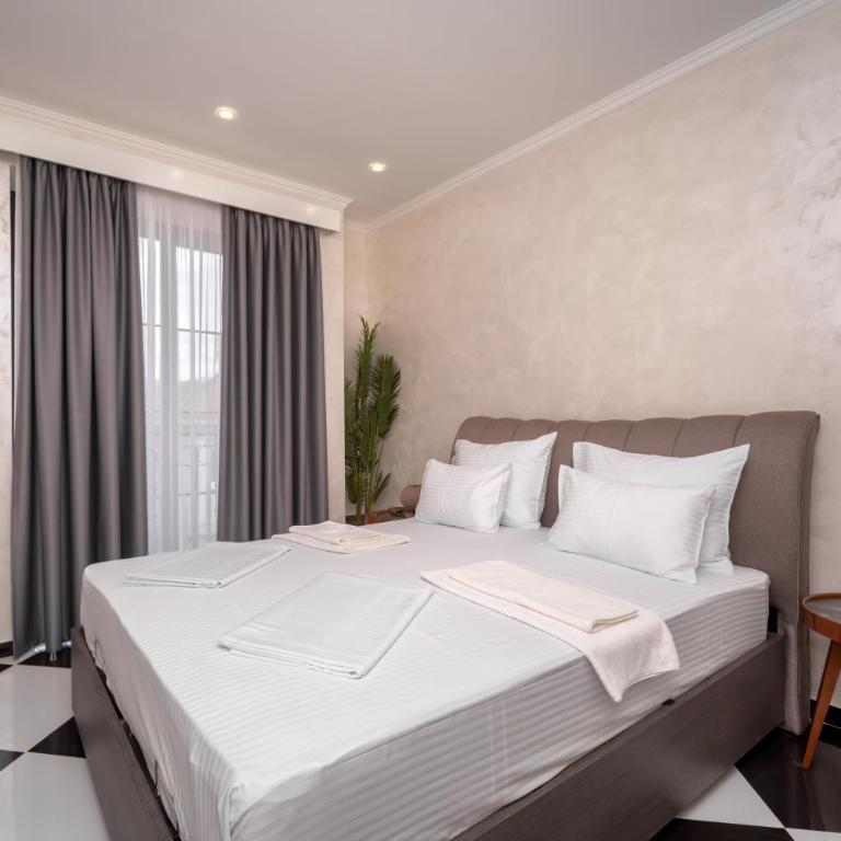 Baba's Hotel & Spa - Velika Dvokrevetna Soba sa Bračnim Krevetom - 1