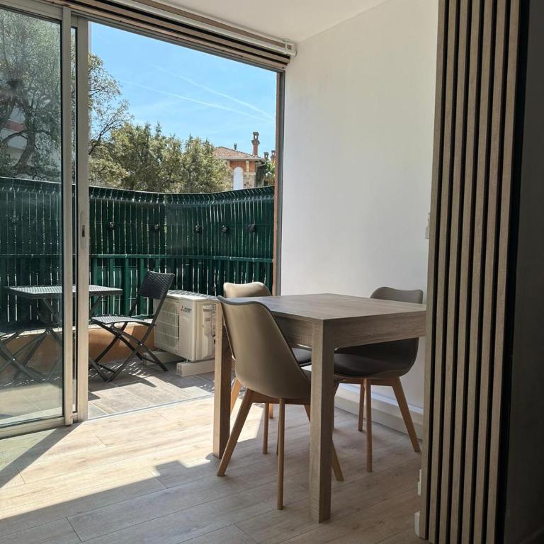 Charmant studio neuf 150m plage sur avenue principale climatisé et parking - Apartment - Ground Floor - 2