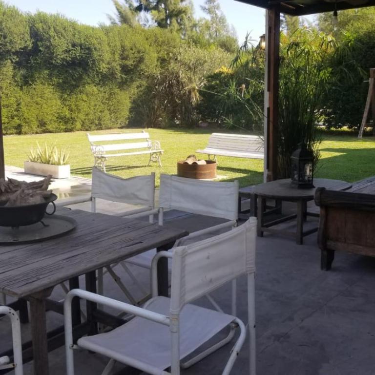 Hermosa casa con fogonero, parrilla cubierta, pileta y jardin parquizado - Villa de 3 dormitorios - 1