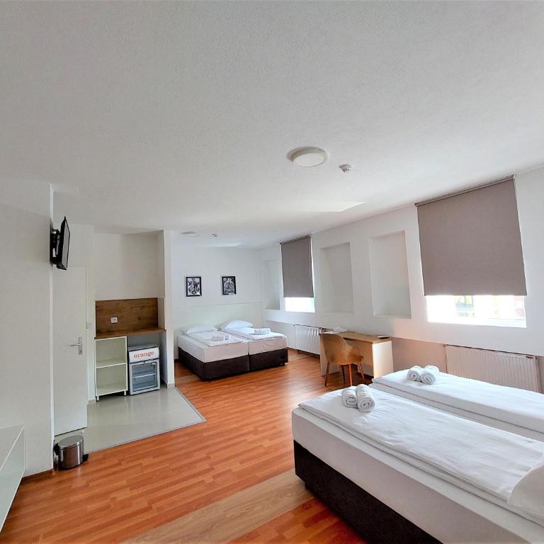 Orange Business Centar Apartments - Family Room with Shared Bathroom - 2