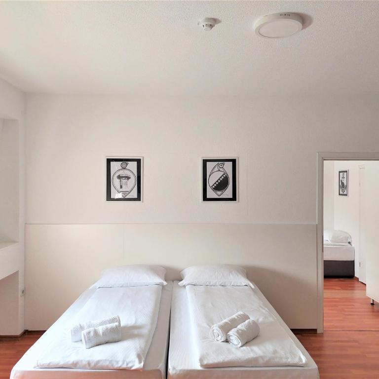 Orange Business Centar Apartments - Family Room with Shared Bathroom - 1