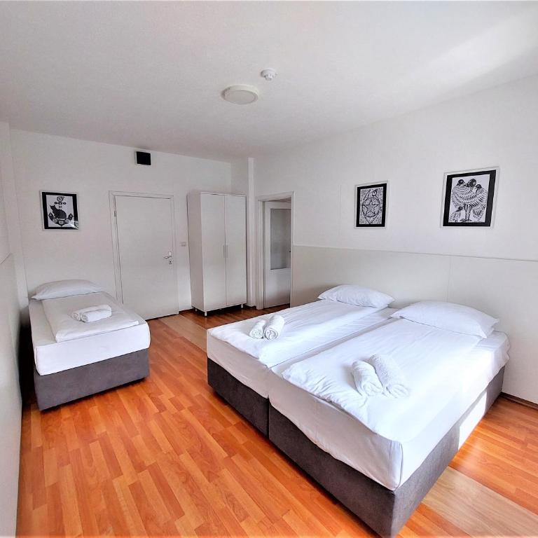 Orange Business Centar Apartments - Family Room with Shared Bathroom - 5