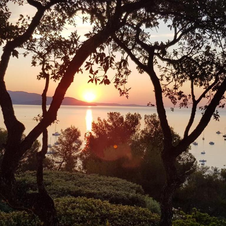 L'Odyssée provençale, un duplex de charme de 2 chambres au pied du village médiéval de Bormes-les-Mimosas, offrant des prestations haut de gamme et une superbe vue sur le Massif des Maures - Appartement 2 Chambres - 36