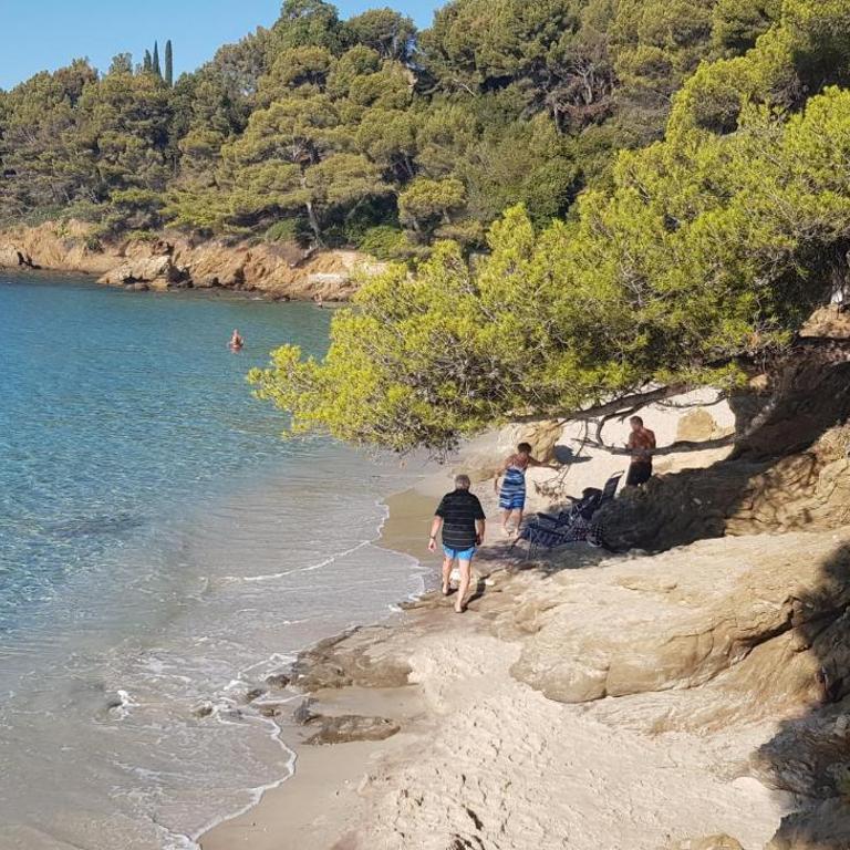 L'Odyssée provençale, un duplex de charme de 2 chambres au pied du village médiéval de Bormes-les-Mimosas, offrant des prestations haut de gamme et une superbe vue sur le Massif des Maures - Appartement 2 Chambres - 33