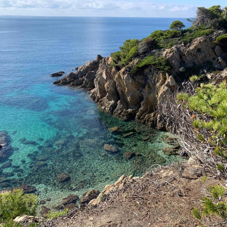 L'Odyssée provençale, un duplex de charme de 2 chambres au pied du village médiéval de Bormes-les-Mimosas, offrant des prestations haut de gamme et une superbe vue sur le Massif des Maures - Appartement 2 Chambres - 32