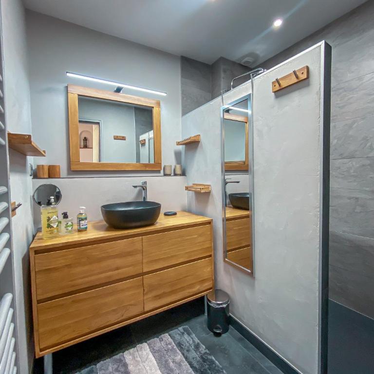 L'Odyssée provençale, un duplex de charme de 2 chambres au pied du village médiéval de Bormes-les-Mimosas, offrant des prestations haut de gamme et une superbe vue sur le Massif des Maures - Appartement 2 Chambres - 17
