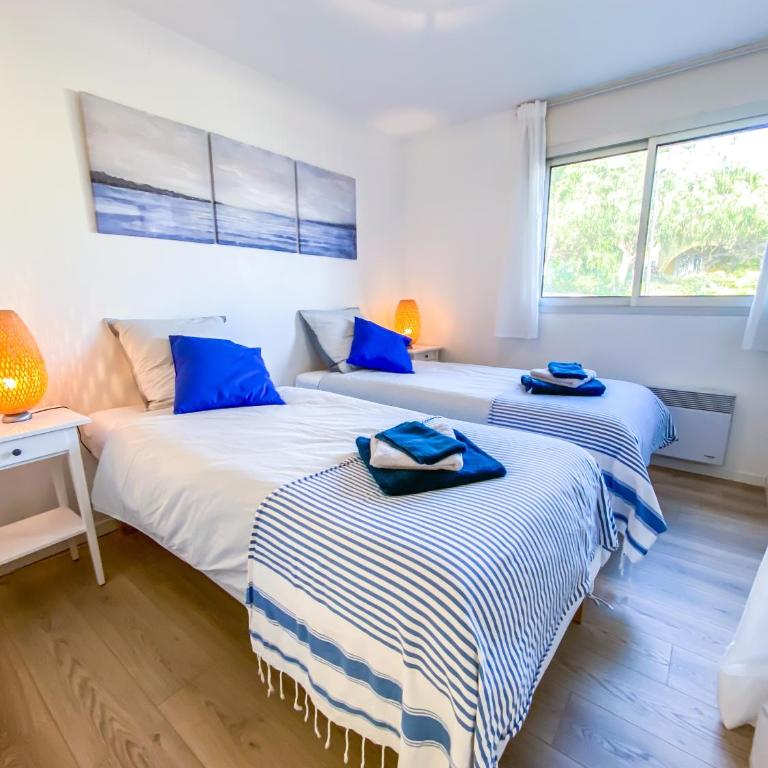 L'Odyssée provençale, un duplex de charme de 2 chambres au pied du village médiéval de Bormes-les-Mimosas, offrant des prestations haut de gamme et une superbe vue sur le Massif des Maures - Appartement 2 Chambres - 12
