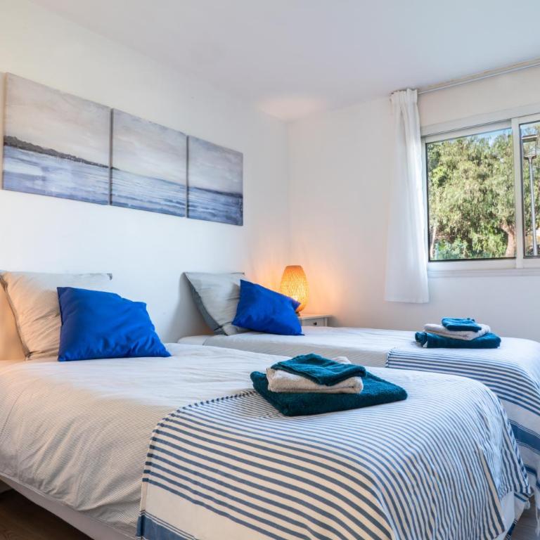 L'Odyssée provençale, un duplex de charme de 2 chambres au pied du village médiéval de Bormes-les-Mimosas, offrant des prestations haut de gamme et une superbe vue sur le Massif des Maures - Appartement 2 Chambres - 13