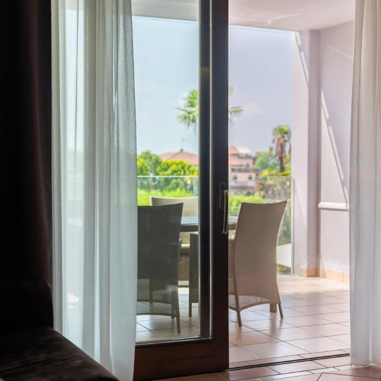 Palazzo della Scala Hotel - Luxury Suites & Spa - Large Two-Bedroom Suite with Balcony and Lake View - 21