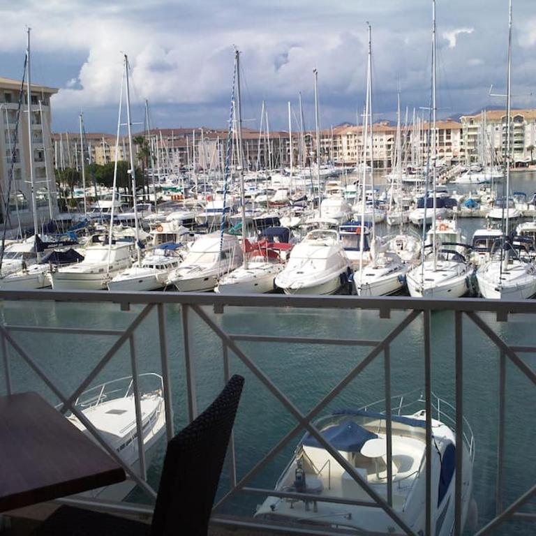 CAP HERMES PORT FREJUS VUE MER ET PORT PIEDS DANS L'EAU piscine pkg - Appartamento con 2 Camere da Letto, Balcone e Vista mare - 2