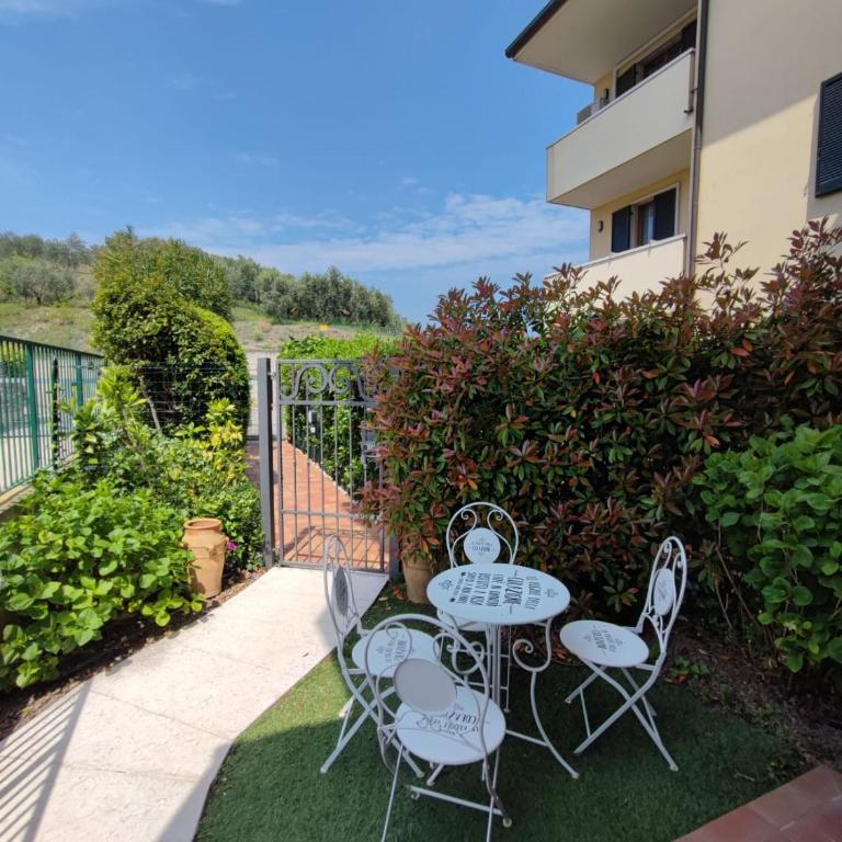 Private Garden Giardino Privato a Bardolino - House Amorino - Two-Bedroom Apartment with Private Garden - 34