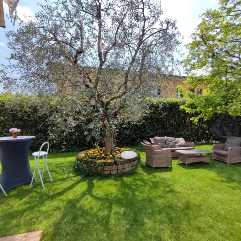 Private Garden Giardino Privato a Bardolino - House Amorino - Two-Bedroom Apartment with Private Garden - 39