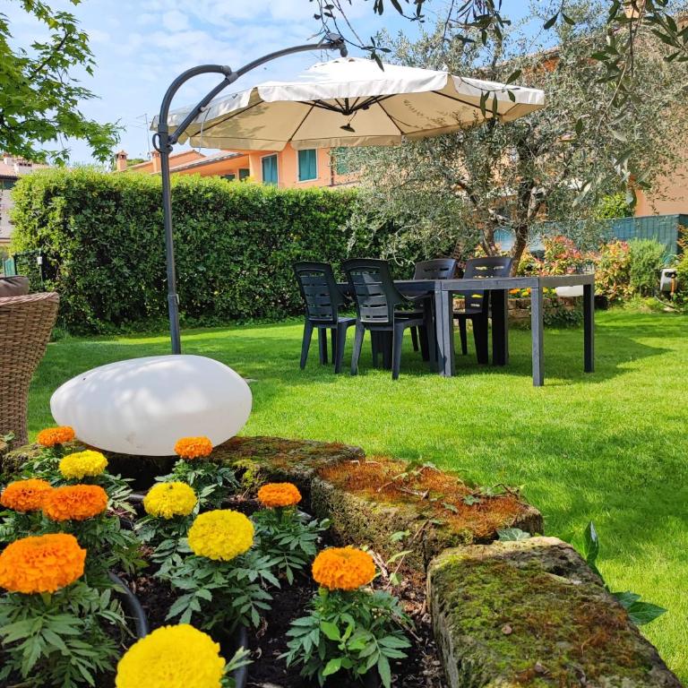 Private Garden Giardino Privato a Bardolino - House Amorino - Two-Bedroom Apartment with Private Garden - 6