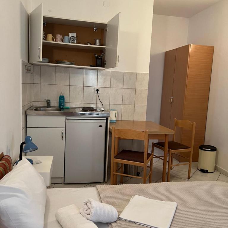 Ksenia Guesthouse Apartments and Studios - Standardni Studio - 7