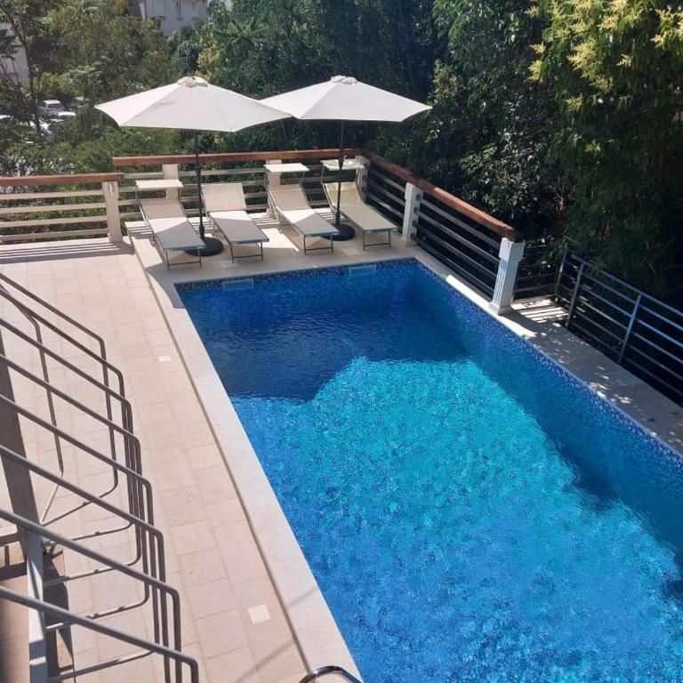 Square Point Apartments - Apartment with Pool View - 5