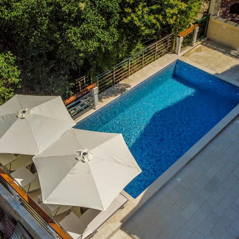 Square Point Apartments - Apartment with Pool View - 7