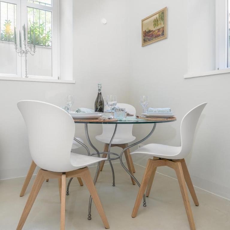 Exklusiv: Historisches Apartment mit Deckengewölbe - Apartamento de 1 dormitorio - 3
