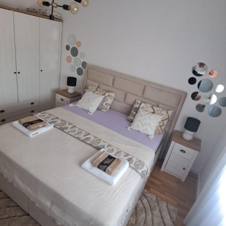 GOLD - One-Bedroom Apartment - 8