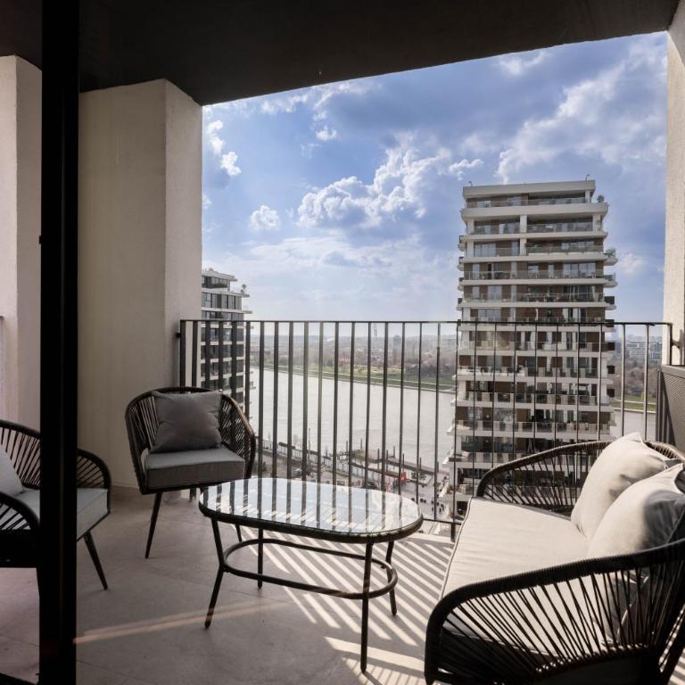 Huge 3 Bedroom Apartment With River View - Apartman sa 3 Spavaće Sobe - 1