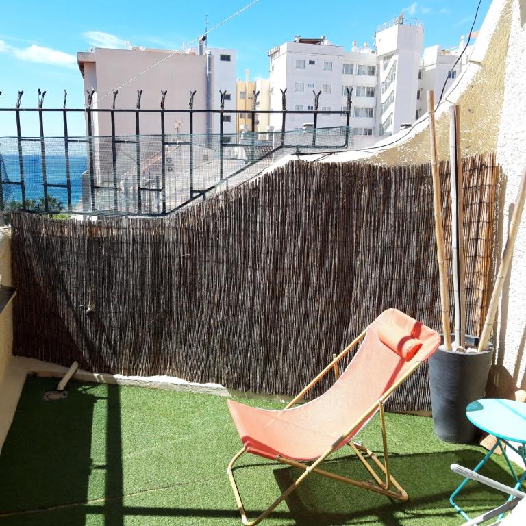 Ático centrico, 50m de la playa, vista al mar y al Peñon, gran terraza, parking, wifi fibra - Apartamento Ático - 4