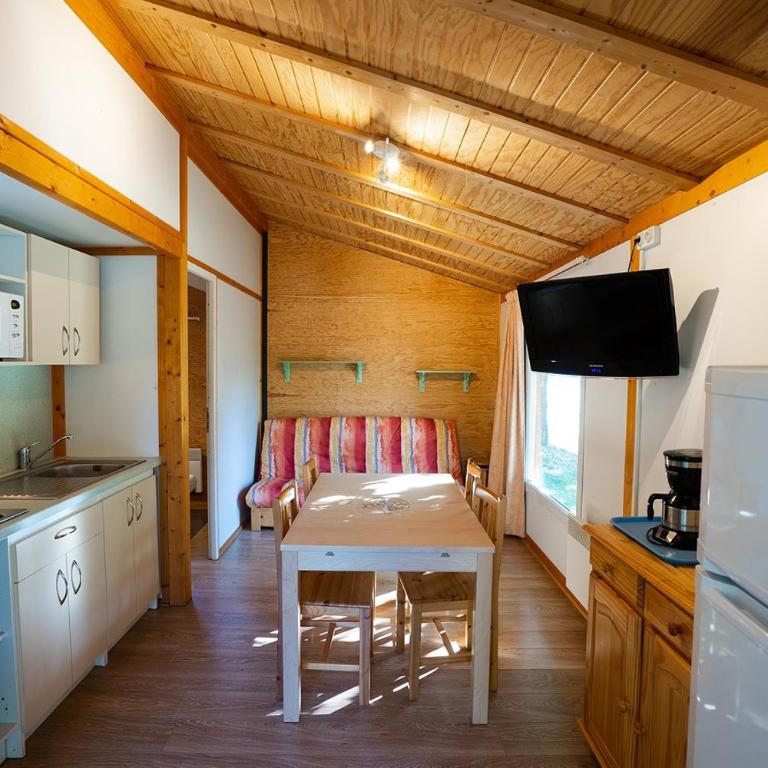 Camping Alpes Dauphiné - Two-Bedroom Chalet - 4