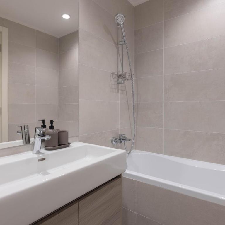 Huge 3 Bedroom Apartment With River View - Apartman sa 3 Spavaće Sobe - 24