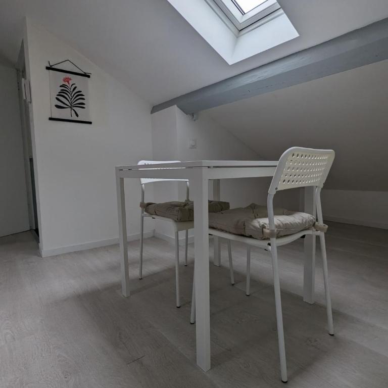 Le Thannois - appartement 2 chambres, salon, cuisine équipée, parking et wifi gratuit - Apartment - 13