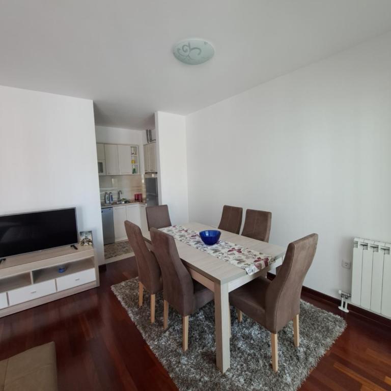 Pinnacle MNE - Two-Bedroom Apartment - 8