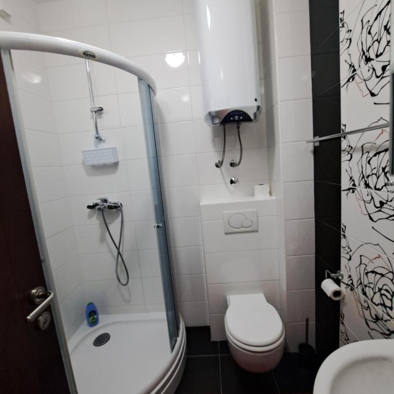 Pinnacle MNE - Two-Bedroom Apartment - 16