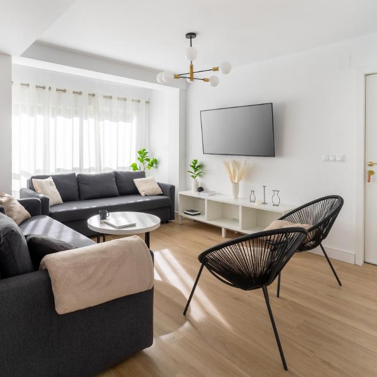 Espectacular piso reformado al lado del rio Turia - Three-Bedroom Apartment - 2