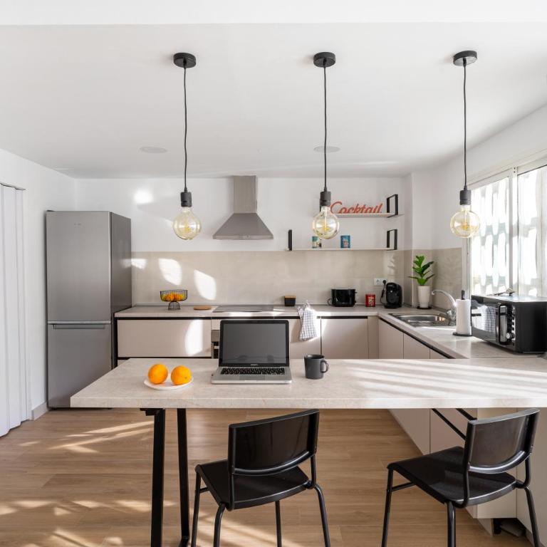 Espectacular piso reformado al lado del rio Turia - Three-Bedroom Apartment - 11