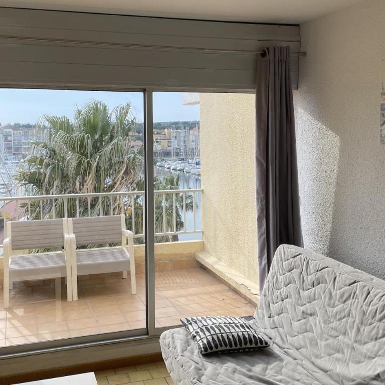 Vue ensoleillée sur le port de Gruissan - Studio - 2