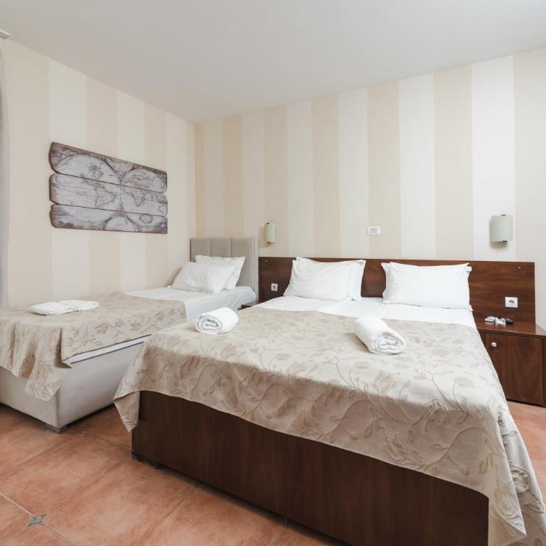 Mali Hotel Porat - Superior Trokrevetna Soba sa Izlazom na Terasu (26,27) - 1